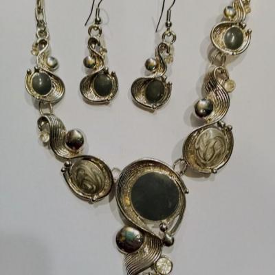 PARURE COLLIER ET BOUCLES D'OREILLES
