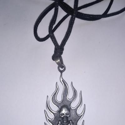 COLLIER TETE DE MORT ETAIN