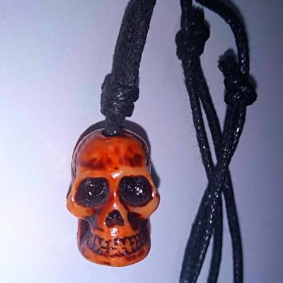 COLLIER TETE DE MORT RESINE